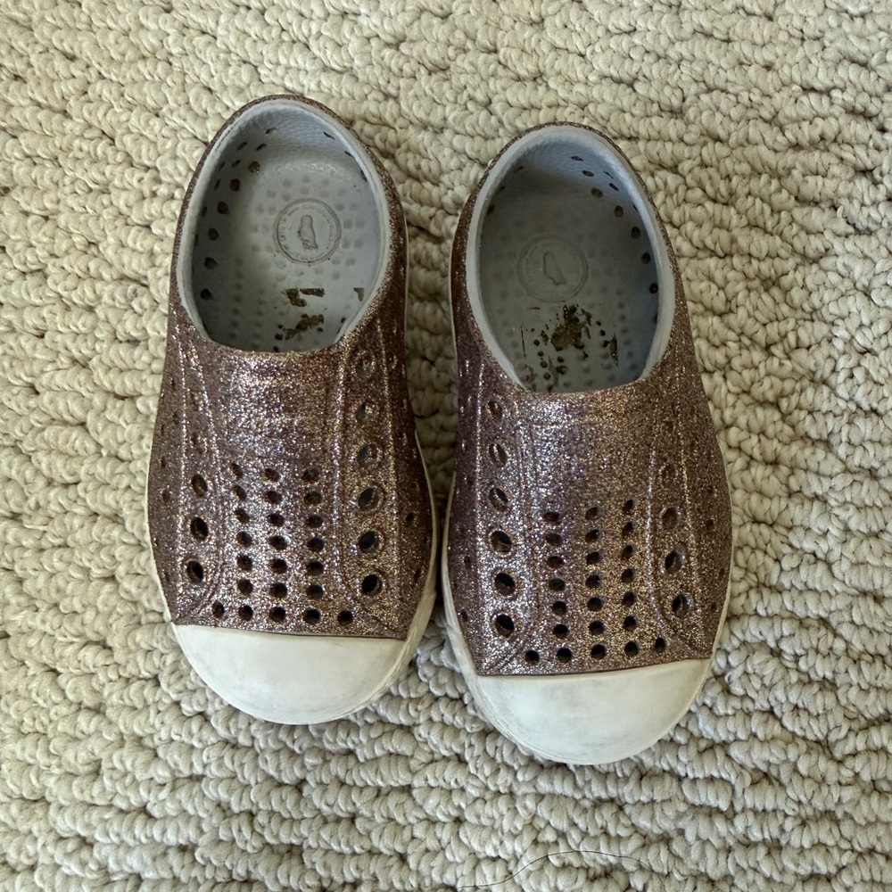 Native Girls' Jefferson Waterproof Slip-on Sneakers, Little Kids/Walker Size C5